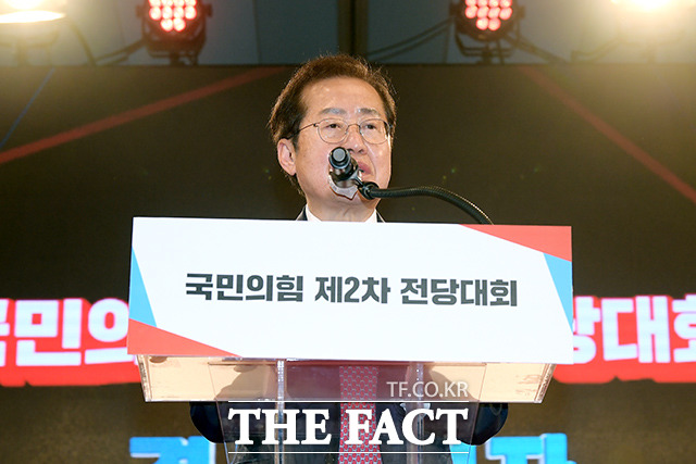 홍준표 국민의힘 의원은 7일 비리 대선 불참과 관련해 윤석열 국민의힘 대선 후보를 돕지 않는 것으로 해석되는 것에 비리 대선 불참 선언을 원팀이 안 된다거나 당 분열로 보는 것은 크나큰 잘못이라고 선을 그었다. 지난 5일 제2차 전당대회에서 결과 승복 의사를 전하는 홍 의원. /이선화 기자