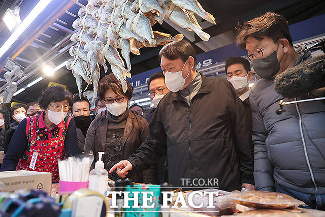 6일 서울 송파구 가락시장을 방문해 상인들과 대화를 나누고 있는 윤석열 국민의힘 대선 후보. /윤석열 캠프 제공