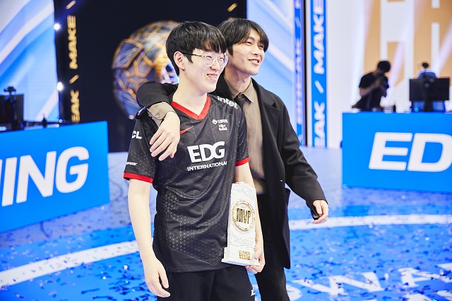 2021 리그오브레전드 월드 챔피언십 결승전 MVP로 선정된 EDG 미드 라이너 스카웃 이예찬(왼쪽)이 기념 촬영을 하고 있다. /라이엇게임즈 제공
