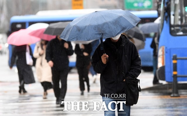 8일은 새벽부터 전국에 비가 내려 기온이 떨어질 전망이다. /더팩트 DB
