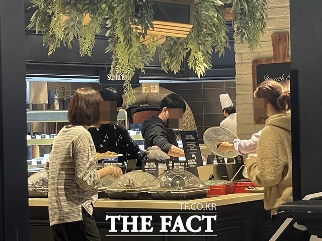 위드 코로나가 시작된 후 첫 주말인 지난 7일 서울시 노원구에 위치한 애슐리 매장에 30여 명의 고객이 몰려 식사를 하고 있다. /문수연 기자