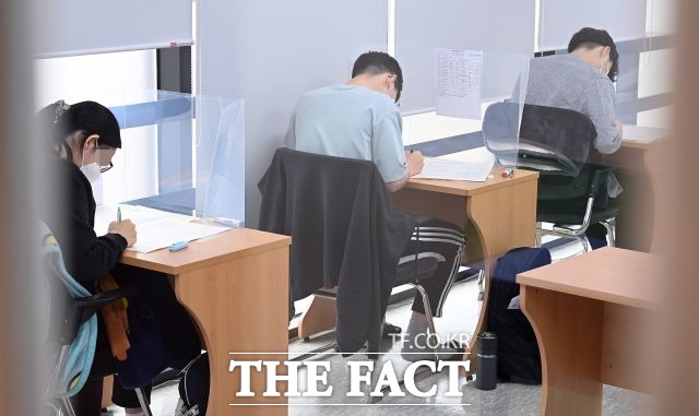 중대본은 단계적 일상회복이 시행된 지 일주일 만에 10대 이하 소아청소년, 60대 이상 고령층을 중심으로 확진자가 증가하고 있다고 말했다. /이동률 기자