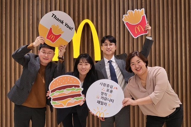 한국맥도날드 점장 4명이 레이 크록 어워드 수상자로 선정됐다. 산정관DT점 이상권 점장, 창원사파DT점 김정숙 점장, 대전카이스트DT점 정인규 점장, 김포장기DT점 강자영 점장(왼쪽부터) /한국맥도날드 제공