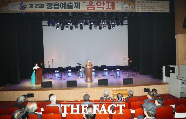 유진섭 시장은 “자연과 사람의 향기가 가득한 우리 고장에 예술의 향기가 더해지는 기회가 되기를 바란다”며 “이번 예술제가 일상 회복으로 나아가는 첫걸음으로 그동안 쌓인 일상의 스트레스를 날려버리고 심신의 여유를 회복하는 시간이 됐길 바란다”라고 말했다. / 정읍시 제공