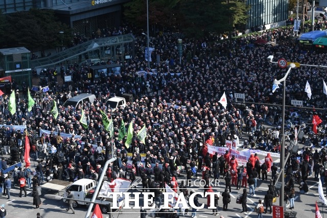 전국민주노동조합총연맹(민주노총)이 서울을 비롯한 전국 14개 지역에서 대규모 총파업과 집회를 개최한 지난달 20일 오후 서울 서대문사거리에서 노조원들이 구호를 외치고 있다. /남용희 기자