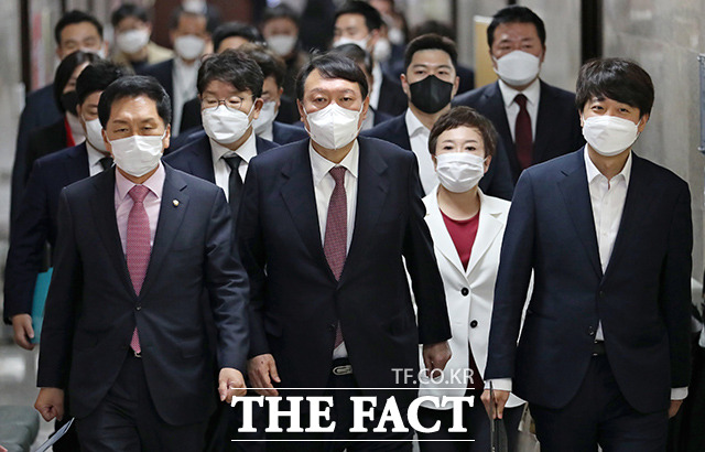 8일 서울 여의도 국회에서 열린 국민의힘 최고위원회의에 참석하기 위해 이준석 대표, 당 대선후보인 윤석열 후보, 김기현 원내대표 등 회의실로 이동하고 있다. /이선화 기자