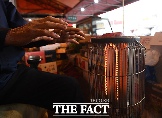 기온이 급격하게 떨어진 8일 오후 서울 서대문구 인왕시장에서 상인들이 난로를 이용해 추위를 녹이고 있다. / 이동률 기자