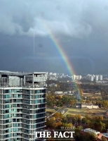  강풍에 비 그치자 무지개가 '반짝' [TF포착]