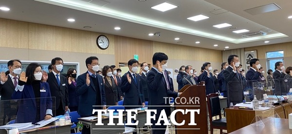 9일 경북도교육청에서 열린 2021년경북도의회 교육위원회 행정 사무감사에 앞서 교육청 직원들이 선서를 하고 있다./안동=오주섭기자