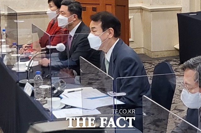 정은보 금감원장이 9일 서울 여의도 켄싱턴호텔에서 열린 국내 주요 시중은행장과의 간담회에서 모두발언을 진행하고 있다. /정소양 기자