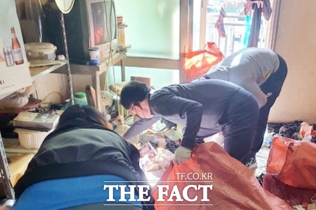 유영민 수성동장은 “코로나19 장기화로 저소득층과 복지 사각지대에 있는 주민들의 어려움이 가중되고 있다”며 “지역주민들과 함께 동네 구석구석을 살피며 복지 사각지대가 없는 따뜻한 수성동이 될 수 있도록 최선을 다 하겠다”고 말했다. / 정읍시 제공