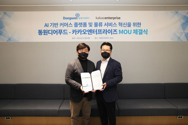 동원디어푸드가 국내 대표 IT 플랫폼 기업 카카오엔터프라이즈와 손잡고 AI 기반의 식품 온라인몰 구축을 위한 사업 협력에 나선다. 강용수 동원디어푸드 대표이사(오른쪽)와 백상엽 카카오엔터프라이즈 대표이사. /동원그룹 제공