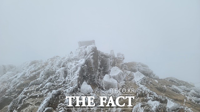 순백색 새하얀 모습의 천왕봉/지리산국립공원경남사무소 제공