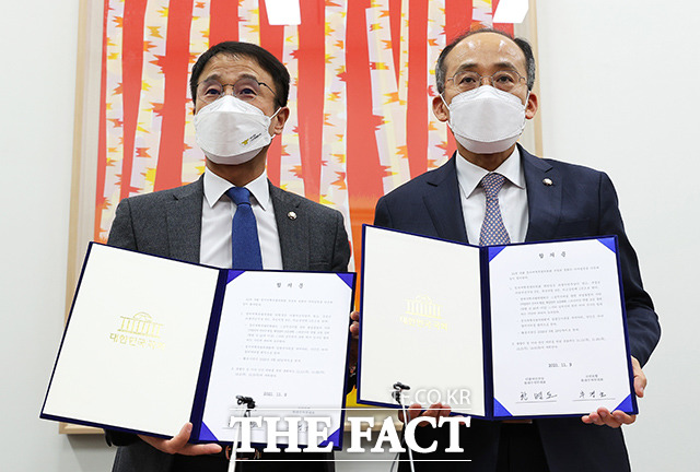 여야가 국회 정치개혁특별위원회 구성에 합의했다. 9일 국회에서 정치개혁특별위원회 합의문에 서명한 뒤 합의문을 들고 있는 한병도 더불어민주당 원내수석부대표(왼쪽)와 추경호 국민의힘 원내수석부대표. /국회=이선화 기자