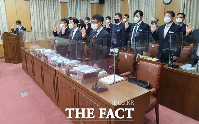 9일 대전시의회 교육위원회에서 대전시교육청에 대한 행정사무감사에 앞서 교육청 공무원들이 선서를 진행하고 있다. / 대전 = 김성서 기자