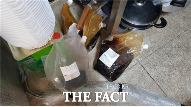 냉장 원재료를 조리장 바닥에 놓고 실온에서 보관하다 대전 특별사법경찰에 적발됐다. / 대전시 제공