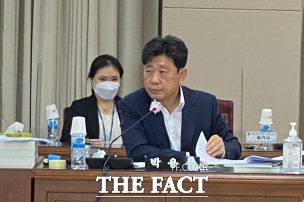 9일 2021년도 경북도의회 교육위원회 행정사무감사에서 박용선도의원이 포항지역 1학군으로 대변되는 사학재단인 포항제철중학교 진학을 위해 인근 포항제철지곡초교.제철초교에 위장전입 사례가 늘어나고 있다며 대책을 따져 묻고 있다./안동=오주섭기자