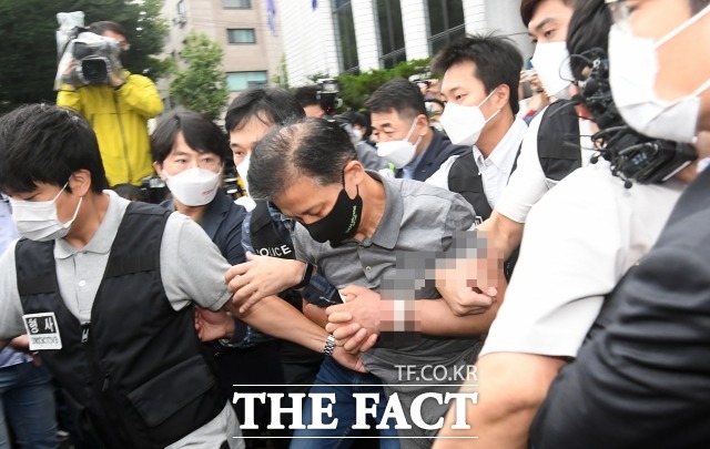 위치추적 전자장치 (전자발찌)를 훼손한 전후로 여성 2명을 살해한 혐의를 받는 강윤성이 지난 9월 7일 오전 서울 송파경찰서에서 서울동부지검에 구속 송치되고 있다. /이새롬 기자