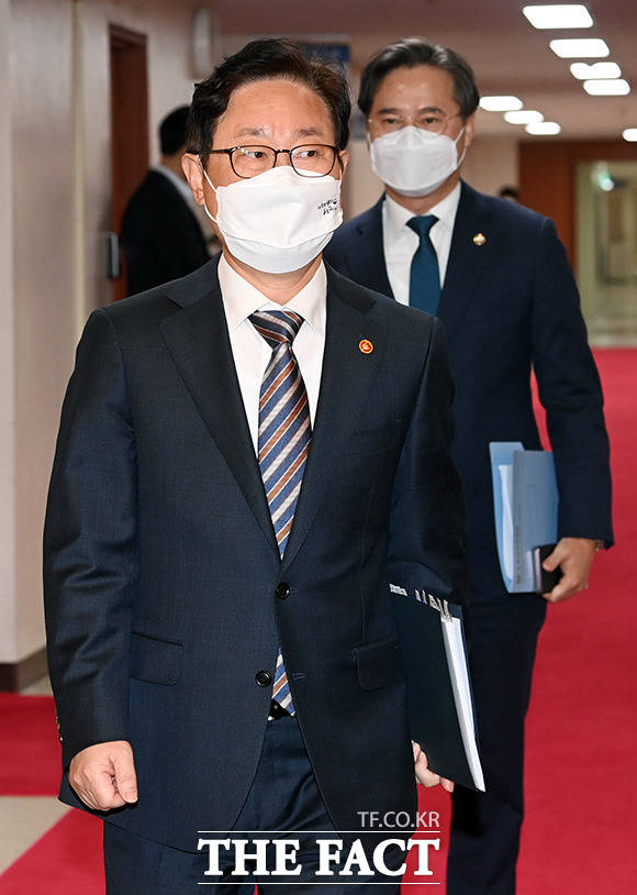 박범계 법무부 장관 국무회의에 참석하고 있다.