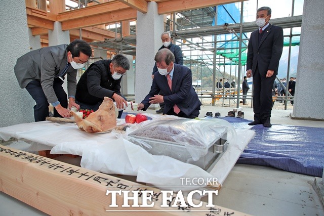 620여년 전 경남산청지역 선비문화의 상징이었던 ‘환아정(換鵝亭)’의 복원사업이 진행 중인 가운데 상량식이 9일 개최됐다./산청군 제공