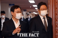  국무회의 참석하는 황희 장관과 오영식 총리비서실장 [포토]