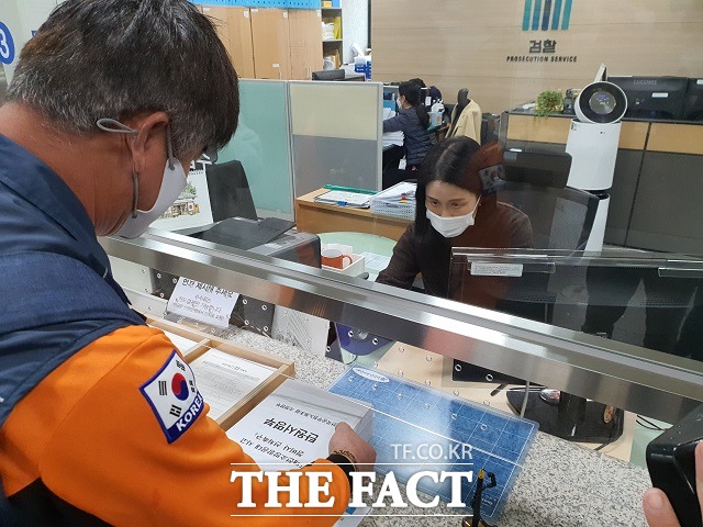 전국공무원노조 소방본부가 10일 민간 헬기 하강 훈련 사고와 관련, 민간 정비사에 대한 선처를 호소하는 탄원서를 제출하고 있다. / 대전 = 김성서 기자