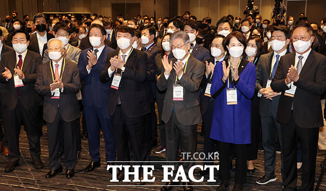 글로벌인재포럼2021 행사 참석자들이 박수를 치고 있다.