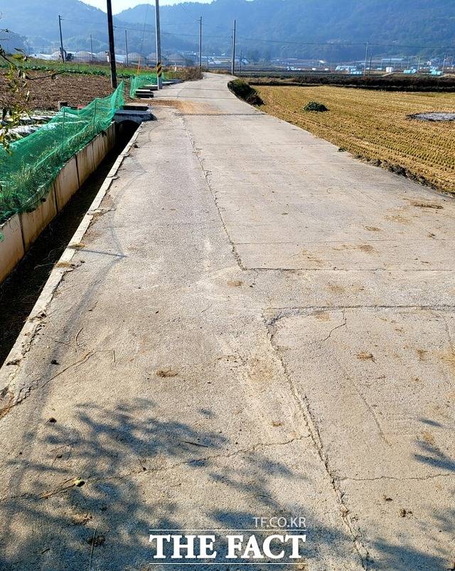 논란이 된 배수로 정비와 농로 확·포장 사업이 진행된 길. 확장 이전의 면적을 가늠할 때 기존 농로는 대형 공사 차량의 원활한 통행은 힘들 것으로 보인다. / 함평=이병석 기자