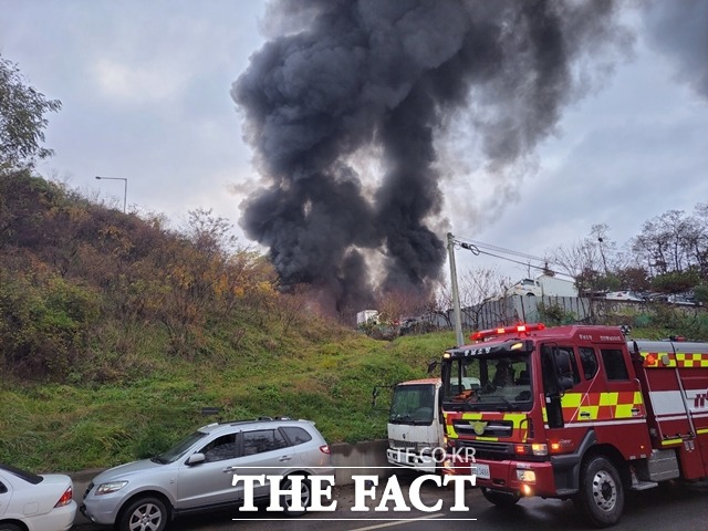천안 한 폐차장에서 10일 화재가 발생해 소방당국이 진화작업을 벌이고 있다. / 독자제공