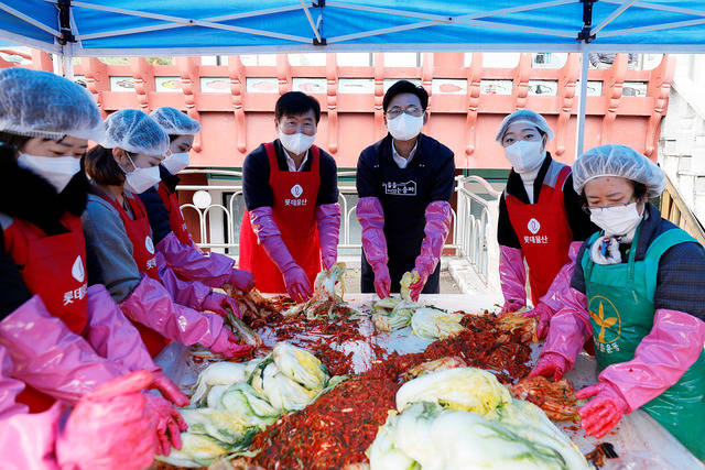 롯데물산은 10일 송파구 새마을부녀회 주관으로 송파구청과 함께 서울놀이마당에서 사랑의 김장 나누기 행사를 진행했다. /롯데물산 제공