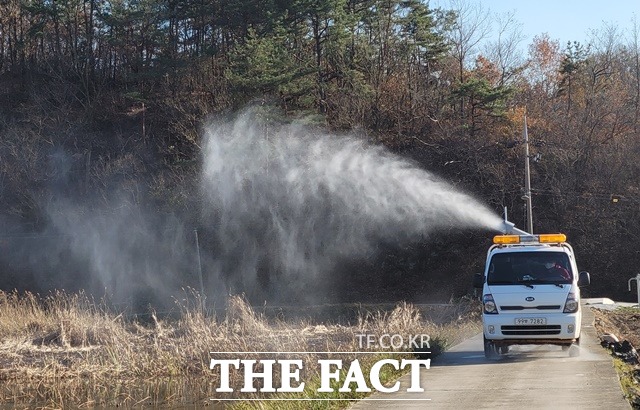 전북 군산시는 회현면 중석리에서 채취한 야생조류 분변을 국립야생동물 질병관리원에서 검사한 결과 저병원성 조류인플루엔자(AI)로 최종 확인됐다고 10일 밝혔다. /더팩트DB