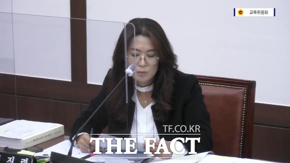 대구교육청이 미래학생역량 강화를 위해 중점 사업으로 진행하고 있는 국제 바칼로레아(IB) 프로그램으로는 대학 진학이 어렵다는 주장이 제기됐다. 대구시의회 교육위원회 행정감사 중 질의하는 이진련 시의원 / 대구시의회