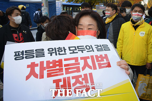심상정 정의당 대통령 후보(가운데)가 10일 서울 여의도 국회의사당역 인근에서 차별금지법 연내 제정을 위한 평등길 걷기에 동참한 후 참석자와 포옹하고 있다. /남윤호 기자