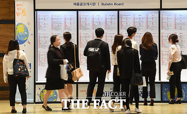 10일 통계청에 따르면 지난달 취업자 수는 2774만1000명으로 지난해 같은 기간 대비 65만2000명 증가했다. /더팩트DB