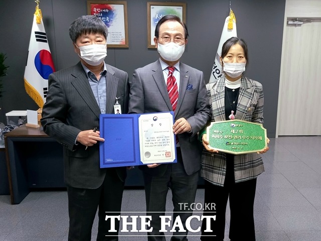 충남 천안시가 제2회 ‘지하수 보전·관리 우수지자체’ 선발에서 최우수상을 수상해 환경부 장관상과 우수지자체 현판을 받았다.