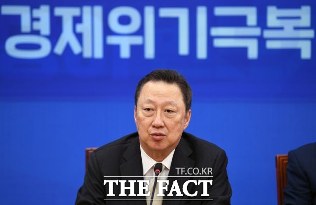 두산그룹은 박용만 두산경영연구원 회장이 연구원 회장직에서 사임한다고 10일 밝혔다. /더팩트 DB