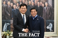  윤화섭 안산시장, 송영길 대표 만나 “지방연구원 설립 확대” 요청