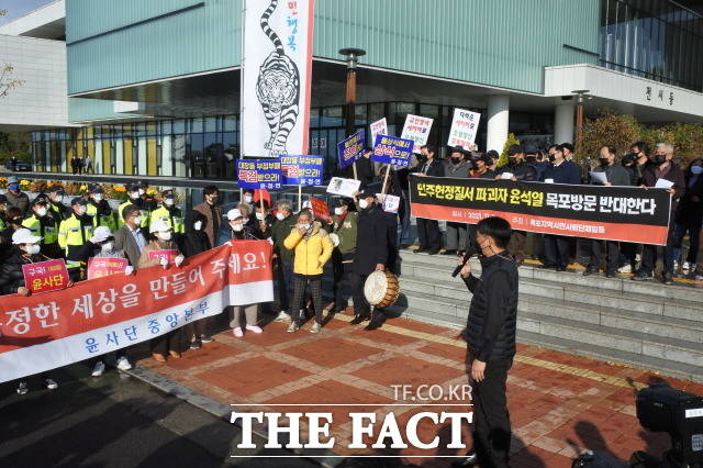 윤석열 후보가 김대중 기념관 도착에 앞서 방문을 반대하는 목포지역시민단체와 윤 후보를 지지자들이 서로 대치하고 있다. /목포=김대원 기자