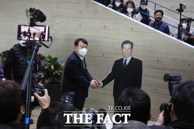 윤석열 후보가 김대중 기념관 1층에 마련돼 있는 김대중 대통령 브로마이드 앞에서 악수하는 포즈를 취하고 있다. /목포=김대원 기자