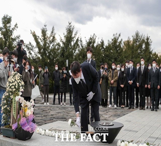 윤석열 후보가 11일 오후 2시쯤 경남 김해 봉하마을을 찾아 노무현 전 대통령 묘역에 참배하고 있다./윤석열 캠프 제공