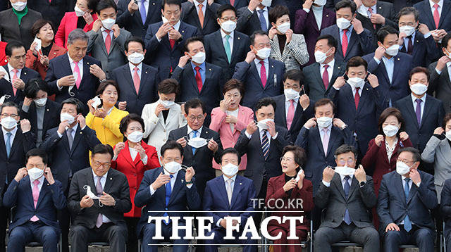 박병석 국회의장(아래 줄 가운데)을 비롯한 제21대 국회의원들이 11일 오후 서울 여의도 국회 본청 앞 계단에서 단체사진 촬영을 위해 잠시 마스크를 내리고 있다. /국회=남윤호 기자