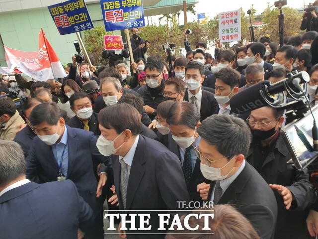 윤석열 후보가 김대중 기념관에 도착해 취재진들에 둘러싸여 기념관 안으로 들어가고 있다. /목포=김대원 기자