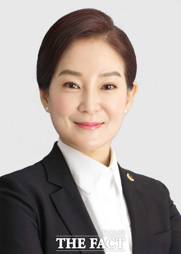 메인 포스터 베끼기 논란이 있었던 대구사진비엔날레 포스터에 대해 장례식 느낌이나 일반 시민들 눈높이에서 봐야한다는 지적이 나왔다. 대구시의회 배지숙 시의원 / 대구시의회 제공