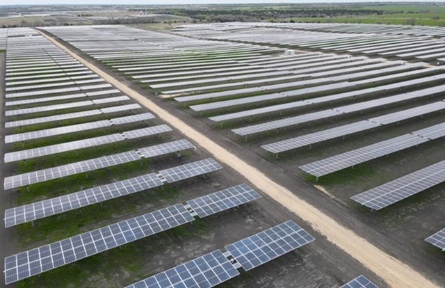 한화큐셀이 미국 텍사스주에서 최초의 에너지저장장치 단독 개발 프로젝트를 추진한다. 사진은 한화큐셀이 건설한 미국 텍사스주 168MW 규모 태양광 발전소. /한화큐셀 제공