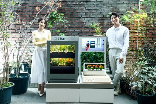 LG전자는 식물생활가전 LG 틔운(사진)과 올레드 TV 등 총 24개의 CES 혁신상을 수상했다. /LG전자 제공