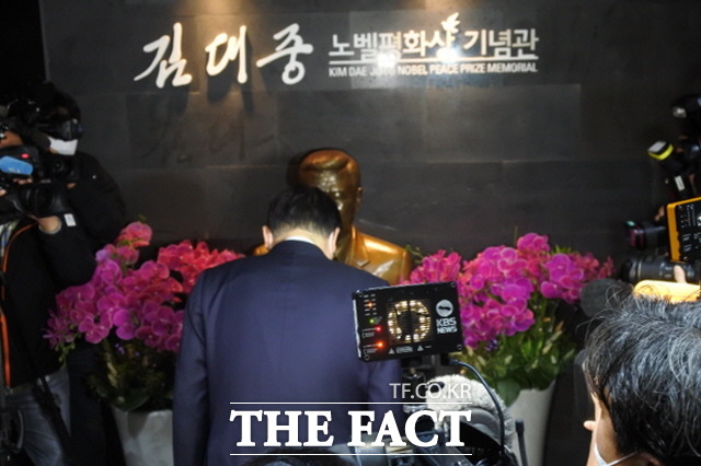 윤석열 후보가 김대중 기념관 2층 입구에 있는 흉상앞에서 묵념을 하고 있다. /목포=김대원 기자