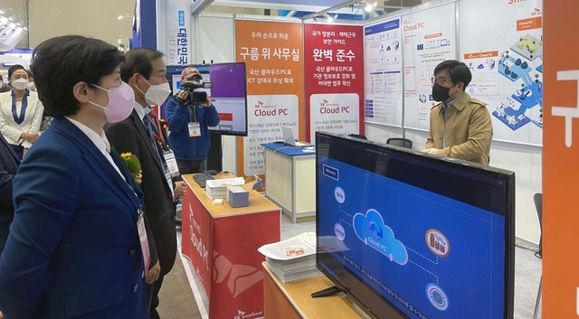 SK브로드밴드가 한국중부발전에 클라우드PC를 공급했다. 사진은 대한민국 ICT융합 엑스포에서 직원이 SK브로드밴드 클라우드PC에 대해 설명하고 있는 모습. /SK브로드밴드 제공