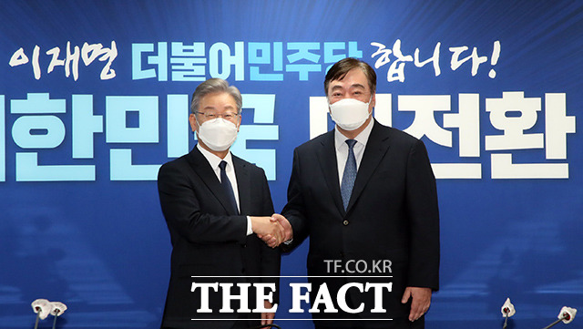 이재명 더불어민주당 대선후보(왼쪽)와 싱하이밍 주한 중국대사가 11일 오후 서울 여의도 당사에서 만나 악수를 하고 있다. /국회=이선화 기자