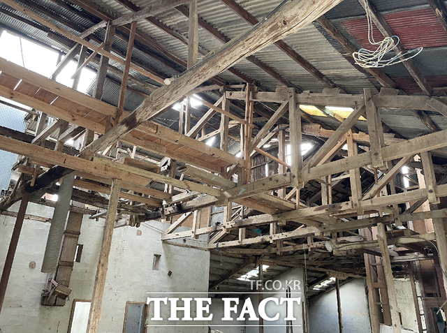 정미소 내부. 영국 조립식 기법인 ‘칼트러스’ 기법으로 지어져 찾아보기 드문 건축 양식이라는 평을 받았다./부여군 제공