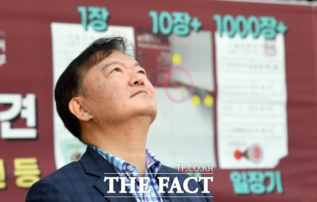 민경욱 전 미래통합당(현 국민의힘) 의원이 서울 강남역 일대에서 불법 집회를 연 혐의로 검찰에 넘겨졌다. /임영무 기자